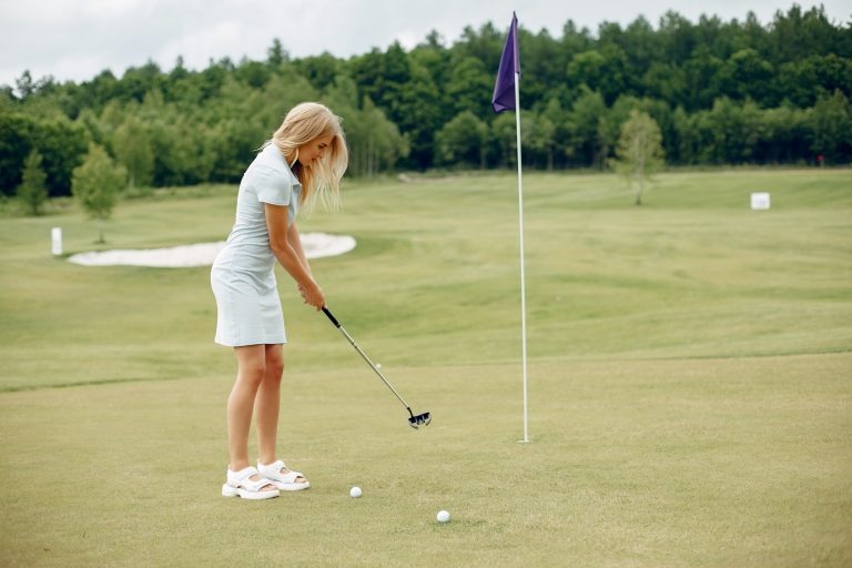Comment éviter les tops et les grattes au golf ?